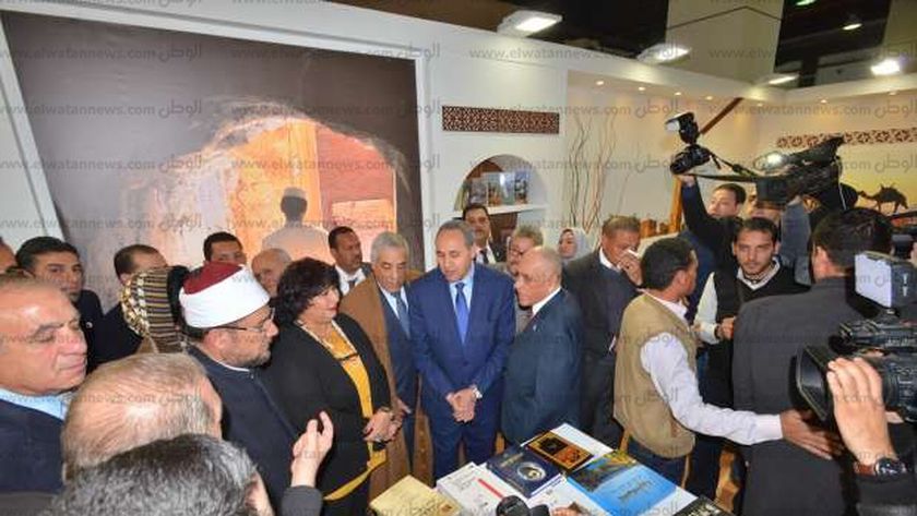 الوزراء المشاركون فى افتتاح الدورة الـ49 لمعرض الكتاب خلال تفقدهم أجنحة المعرض