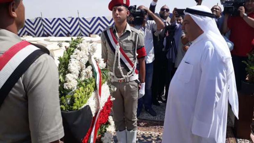 سفير دولة الكويت يضع إكليل الزهور