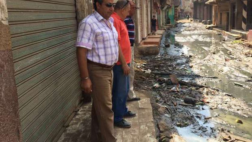 رئيس المحلة يكلف نائبه بتخصيص نافوري لعلاج أزمة الصرف بقرية شبرابابل