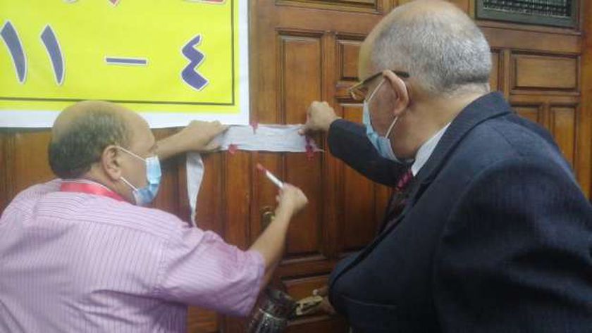 صورة غلق وتشميع لجان انتخابات الأطباء لأداء صلاة الجمعة – مصر
