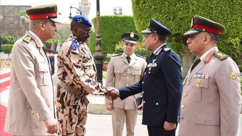 الفريق أول محمد زكي يلتقي وزير الدفاع الوطني بتشاد
