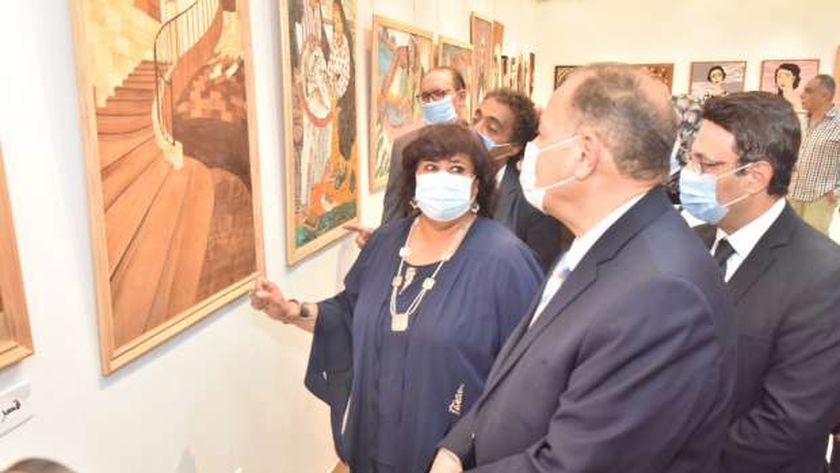 وزيرة الثقافة ومحافظ أسيوط يتفقدان المعرض