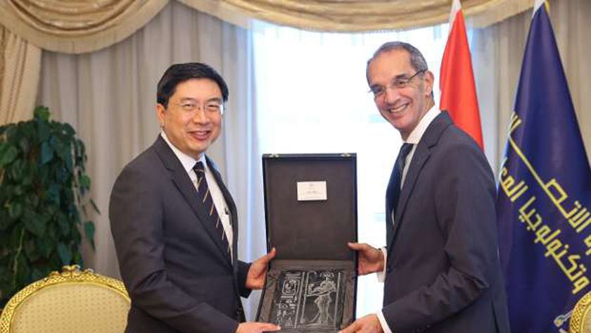 وزير الاتصالات مع سفير سنغافورة
