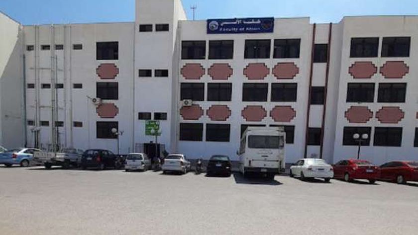 Les documents sont requis pour être soumis à la faculté Al-Alsun de l’Université du canal de Suez.  Il comprend 6 départements – gouvernorats