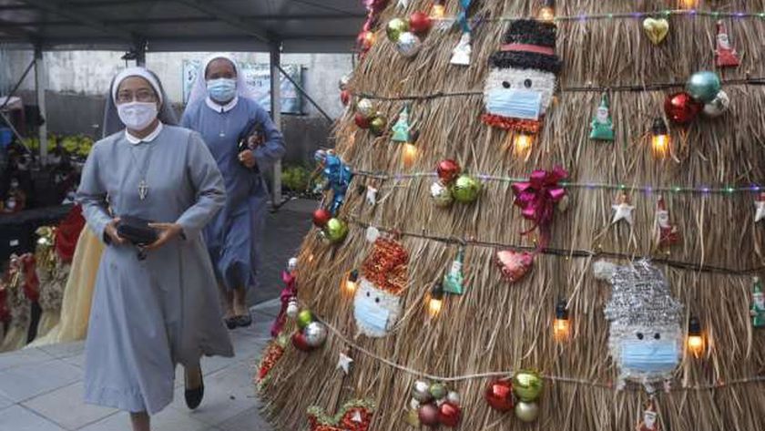 راهبتان ترتديان القناع الواقي من فيروس كورونا في عيد الميلاد