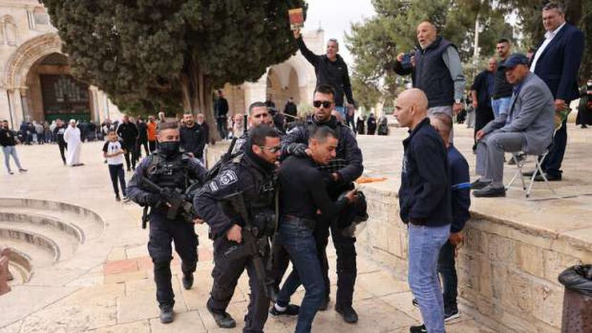 الاحتلال الإسرائيلي يواصل الاعتداء على المصلين بالمسجد الأقصى