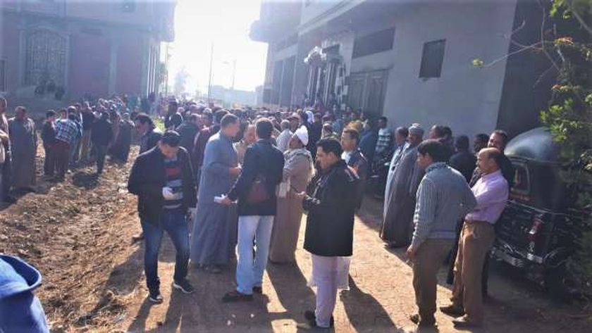 المواطنين خلال تجمعه أثناء رفض دفن الطبيبة سونيا