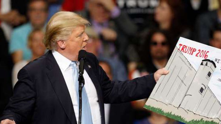 ترامب يحمل رسم توضيحي لبناء الجدار الحدودي