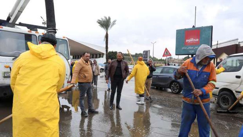 عمال نظافة القاهرة خلال سحب مياه الأمطار من الشوارع