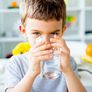 طفل يشرب مياه - تعبيرية