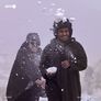 سعوديون يلهون بالثلوج وسط موجة برد غير مسبوقة